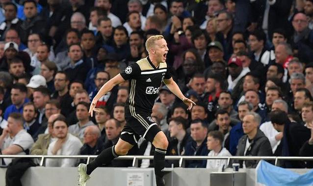 乐动体育-阿贾克斯继续赛季不败，稳坐联赛领先位置(阿贾克斯继续赛季不败,稳坐联赛领先位置是什么)