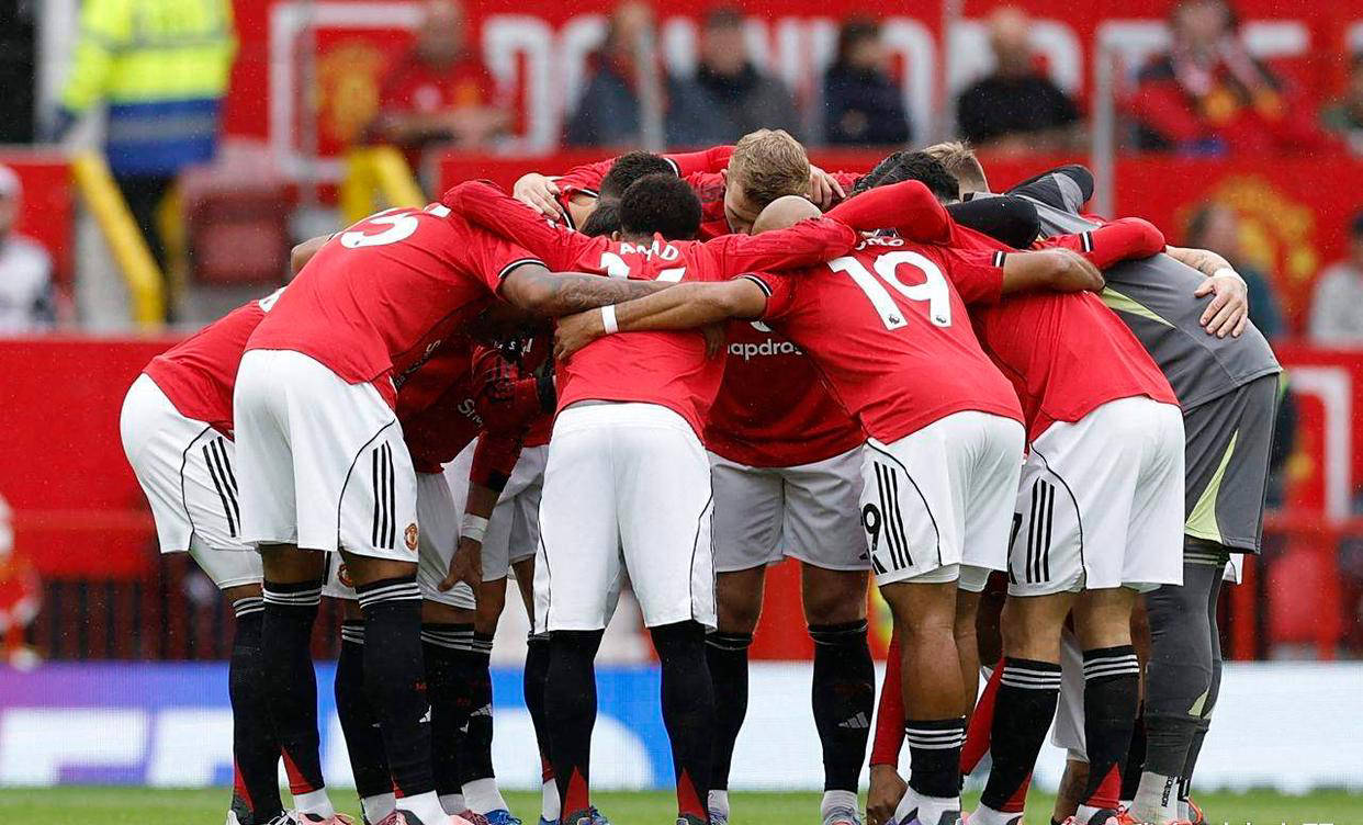 乐动体育-曼联客场告负：球队连续不胜拉开距离的简单介绍