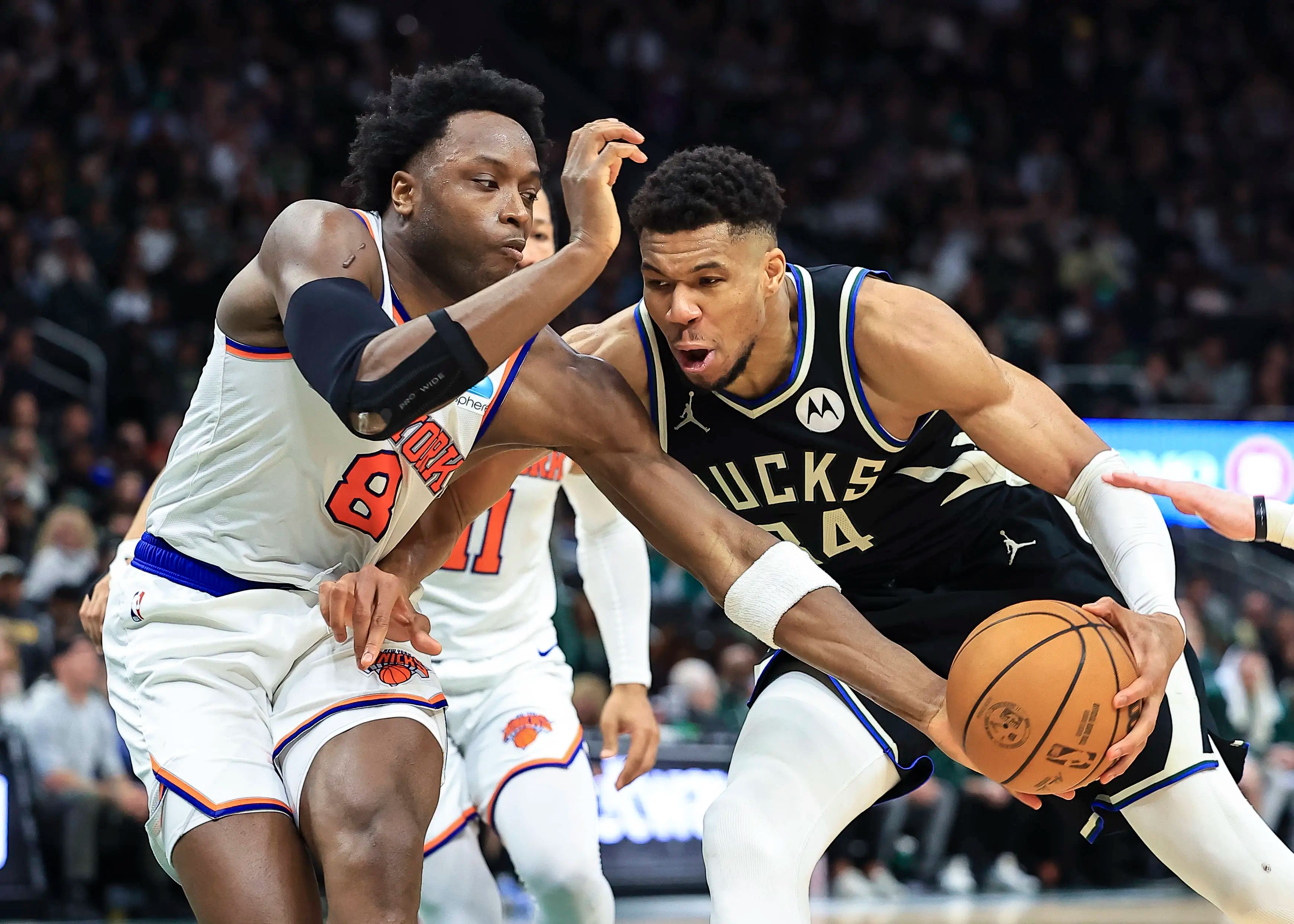 雄鹿大胜对手霍勒迪在关键时刻挺身而出的是谁